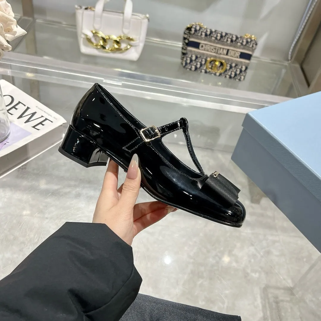 👟👟Ex-factory price 540👟👟 Prada 25ss early spring new model 🌟 Recommended by major bloggers in Xiaohongshu, showing classic charm. Injection-molded leather outsole, imported mixed-breed sheep lining. These velvet-textured pumps combine elegance with modern sophistication, and the delicate bow adds a romantic touch. The upper is decorated with grosgrain bow and metal buckle. Metal letter logo. Decorated with metal letter logo. Velvet texture covered heel with height 4.5cm. Size: 35 to 40 (41 is custom-made and cannot be returned or exchanged)